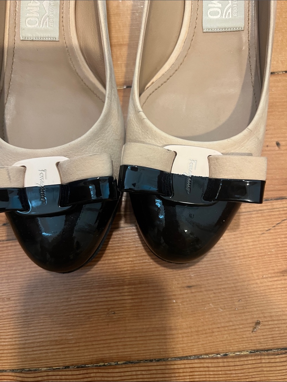 Salvatore Ferragamo Beige Flats with Black Patent Toe and Bow sz 8B - Picture 2 of 7